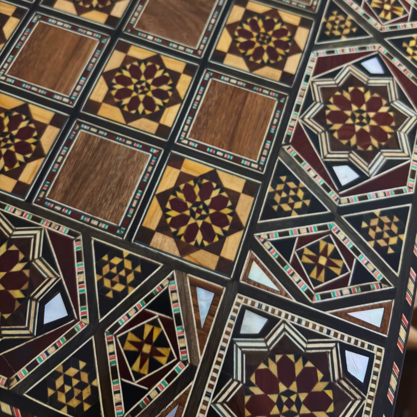 Table de Backgammon et d’Échecs Damasquine Faite à la Main par Gaby Al Dayeh – Chef-d’Œuvre avec Incrustations de Nacre