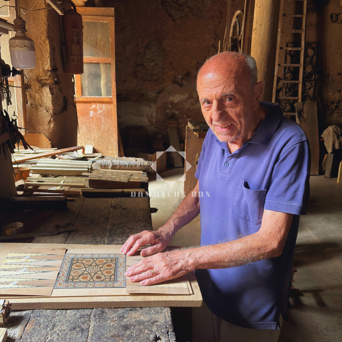 Damaszener Mosaikbox von Meister Gaby Al Dayeh – Perlmutt & Samt Eleganz