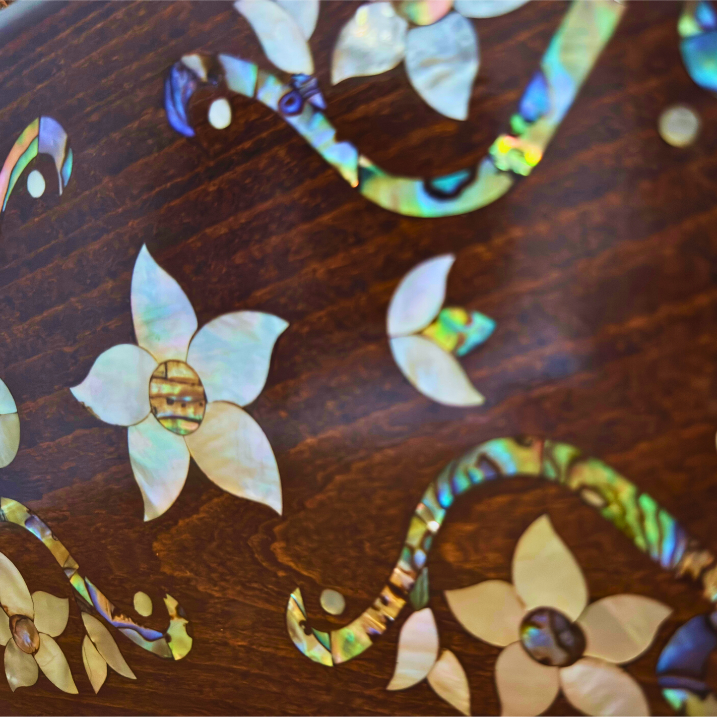 Sham – Luxuriöse Damaszener Clutch mit Blumen-Perlmutt & Brokatfutter