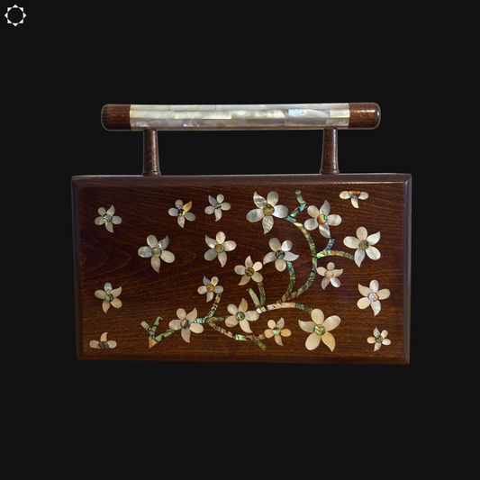 Le Jasmin de Damas – Pochette Damasquine en Noyer avec Incrustations de Nacre et Doublure en Brocart