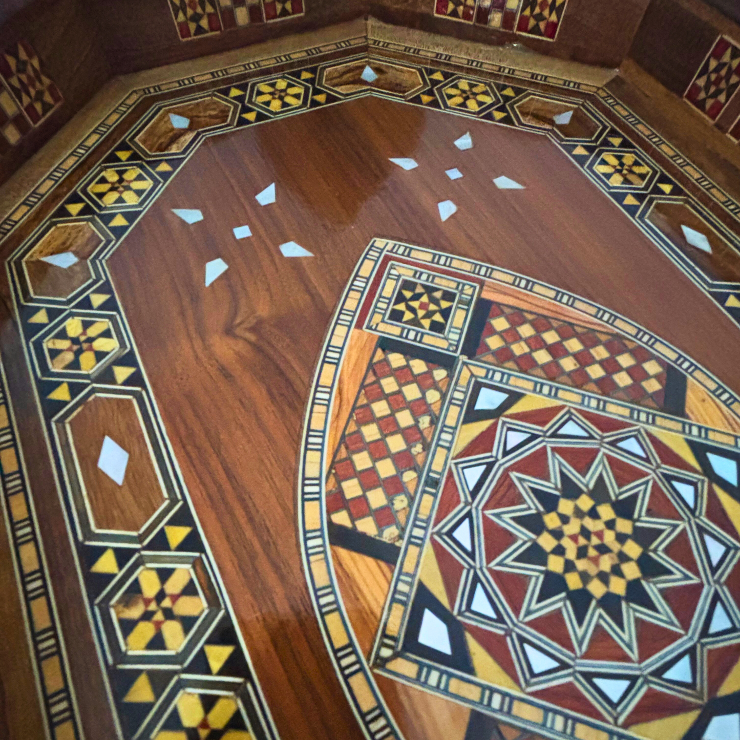 Damaskus Mosaik Holztablett – Perlmutt Intarsie & Edle Walnussoptik