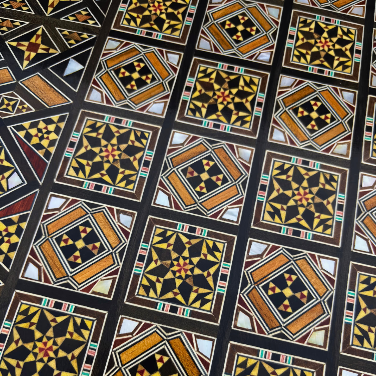 Set di Scacchi e Backgammon di Lusso – Arte Damascena e Madreperla
